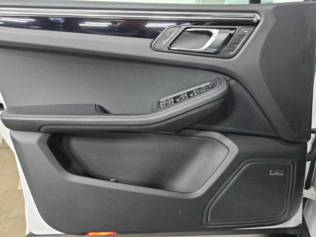 Certified 2025 Porsche Macan AWD/4WD image 22