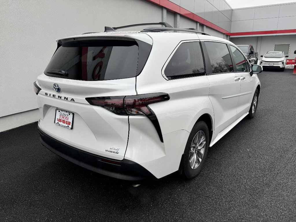 Used 2024 Toyota Sienna XLE w/ XLE Plus Package image 5