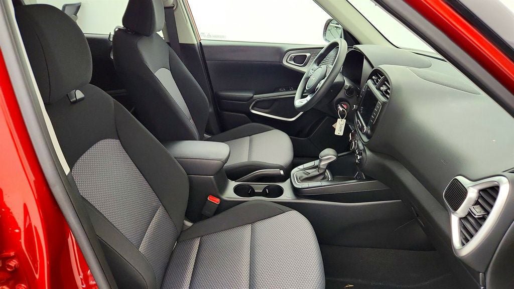 Used 2025 Kia Soul LX FWD image 22
