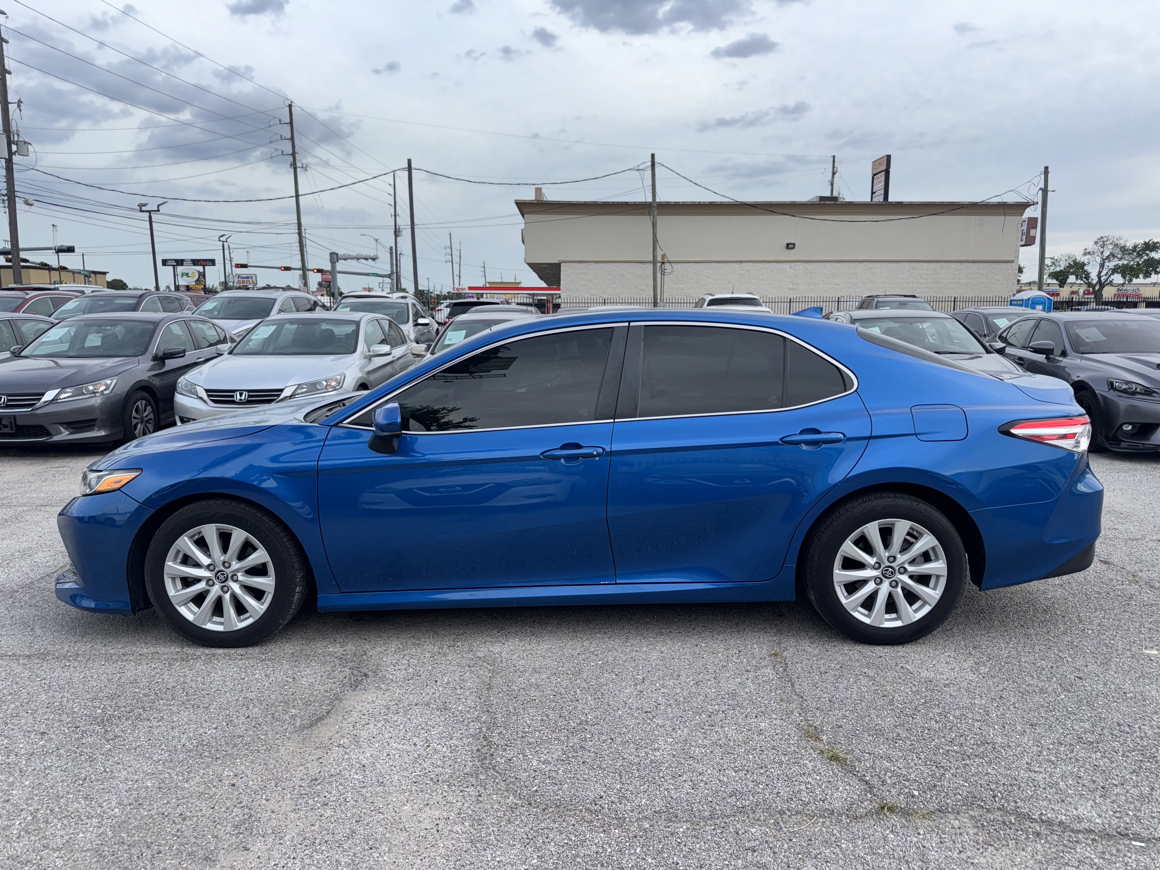 Used 2019 Toyota Camry LE image 4