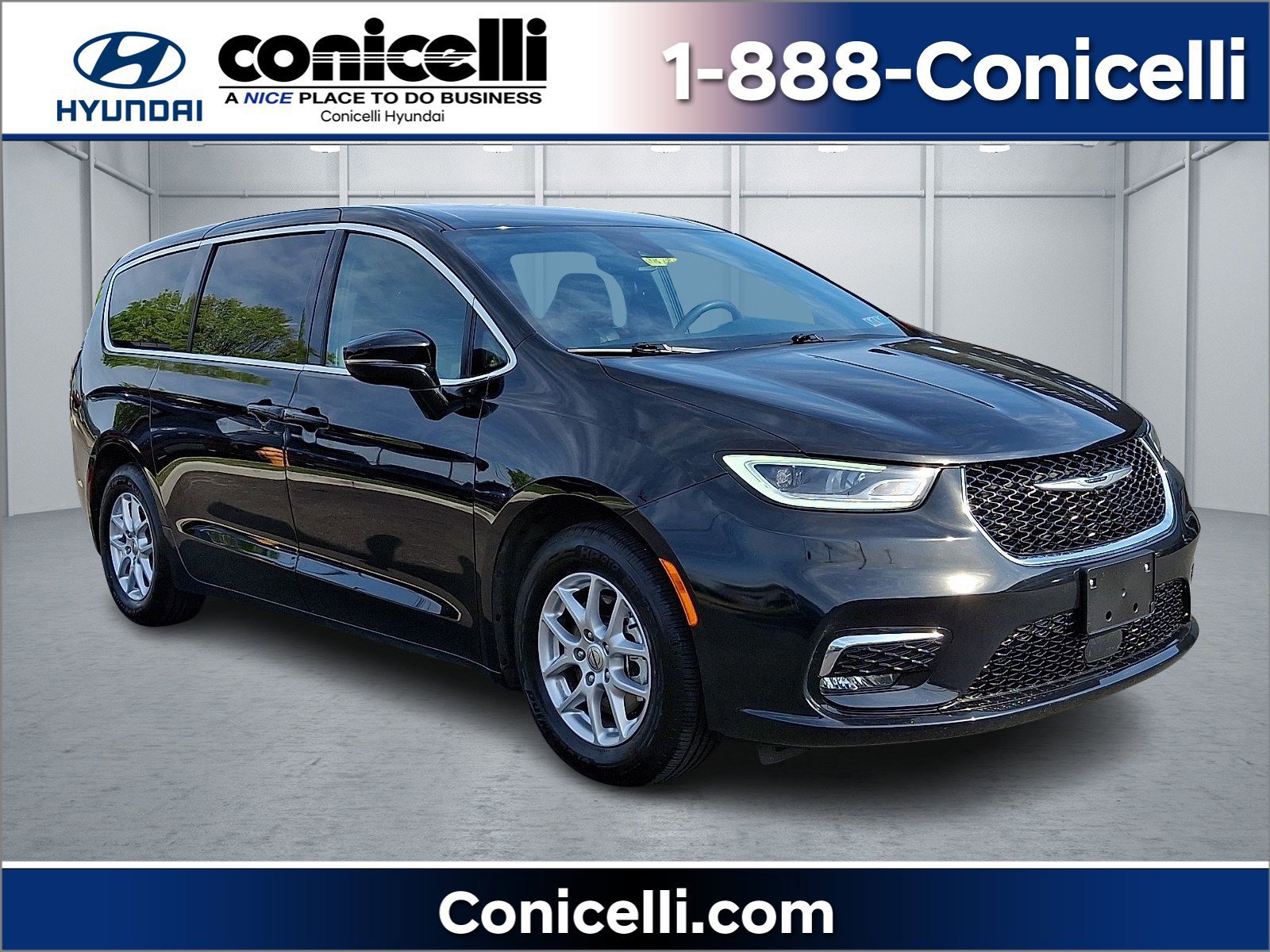 Used 2025 Chrysler Pacifica Select