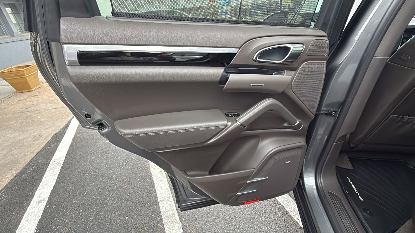 Used 2015 Porsche Cayenne S image 11
