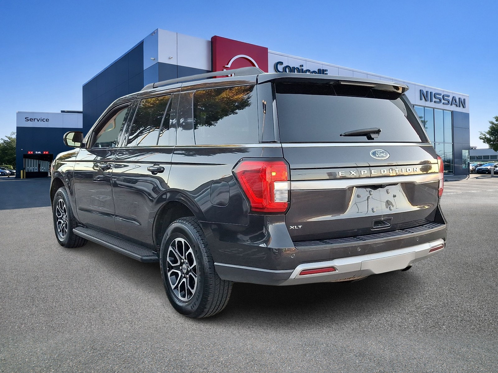 Used 2024 Ford Expedition XLT AWD/4WD image 4