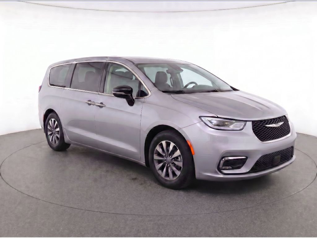 Used 2024 Chrysler Pacifica Limited FWD image 3