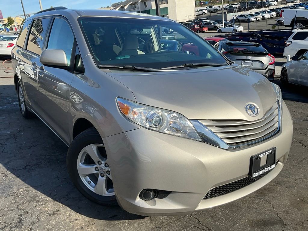 Used 2015 Toyota Sienna LE image 1