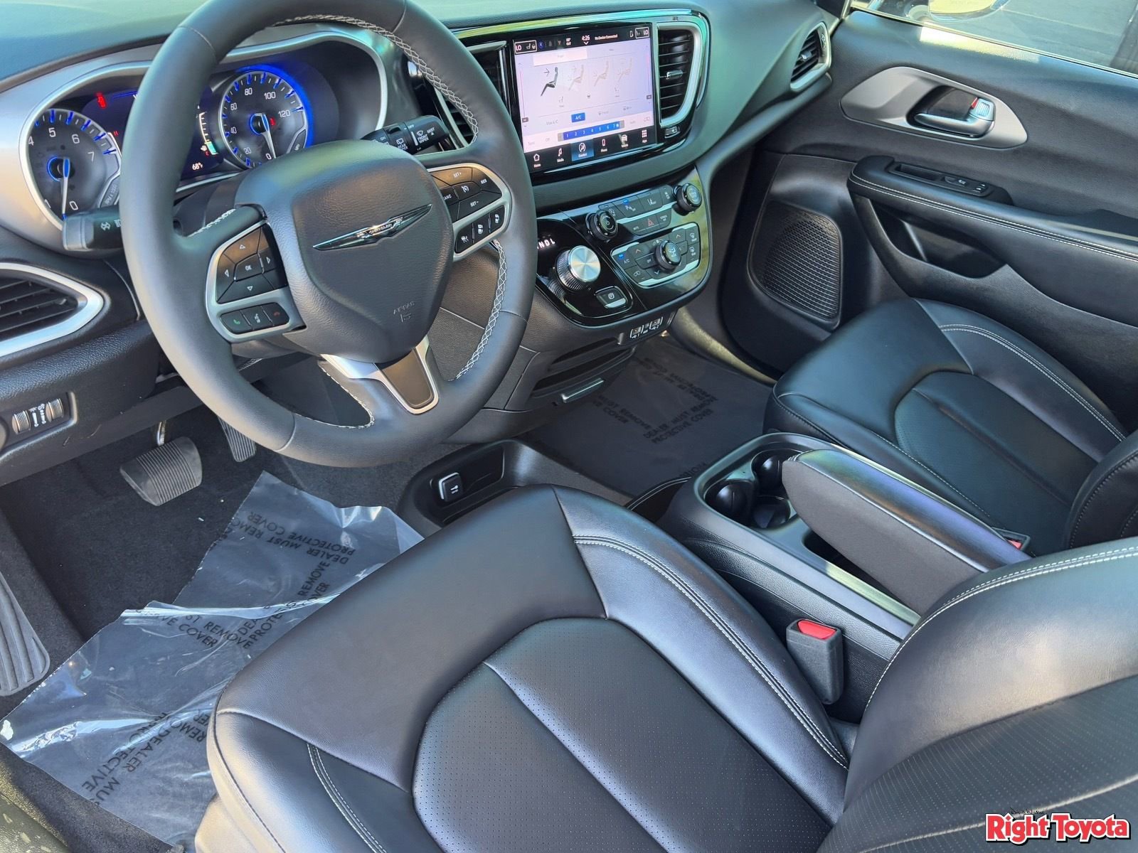 Used 2025 Chrysler Voyager LX image 17