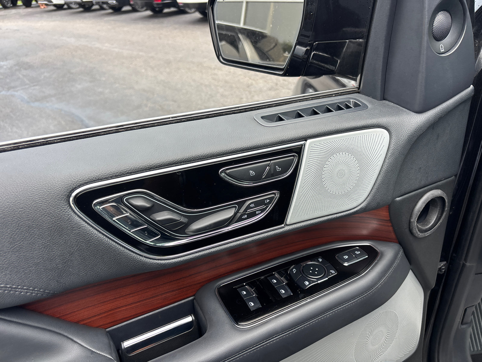 Certified 2023 Lincoln Navigator Reserve AWD/4WD image 12