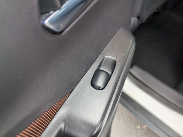 Used 2020 Nissan Kicks SR image 11