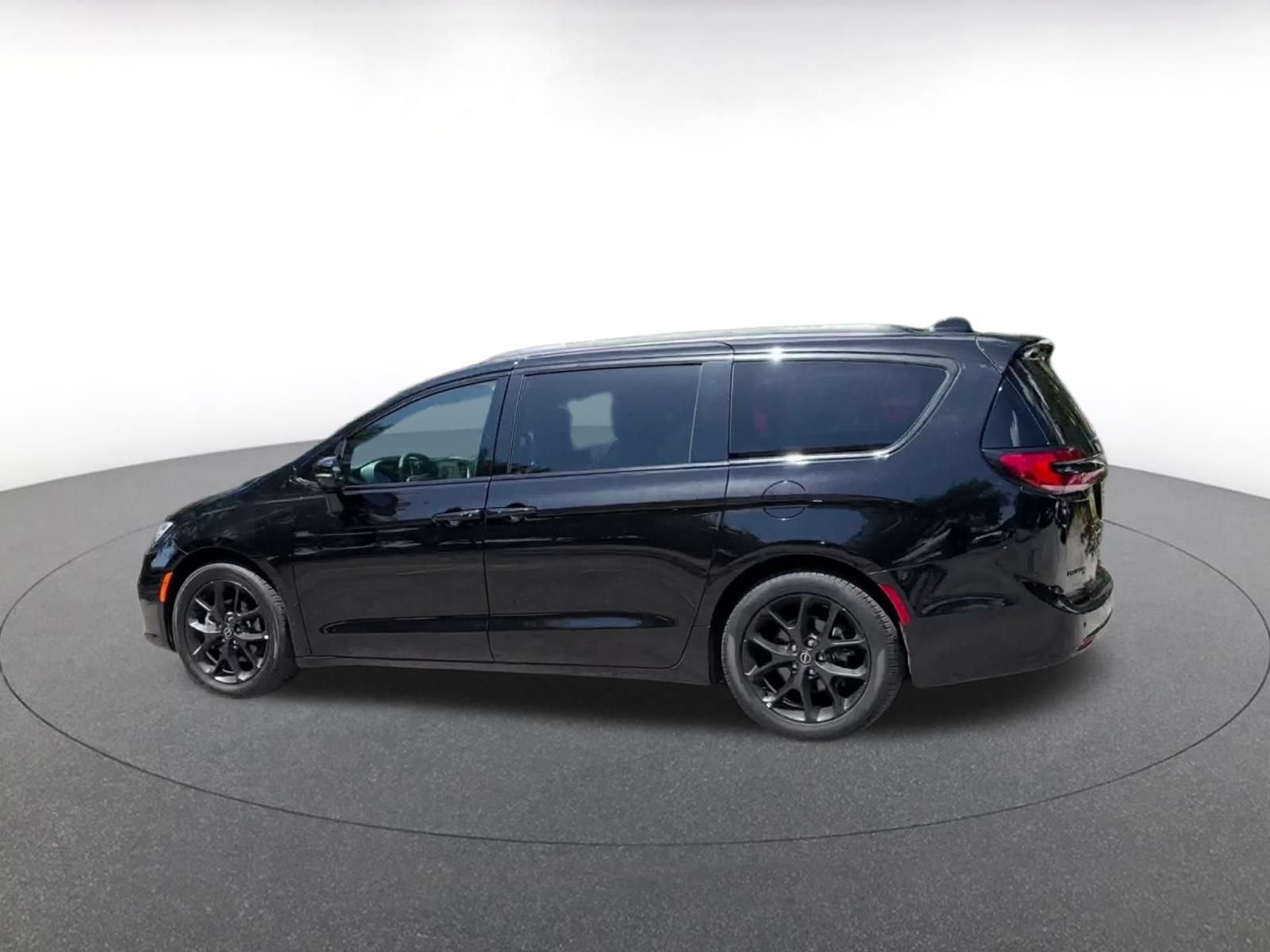 Used 2025 Chrysler Pacifica Limited FWD image 8