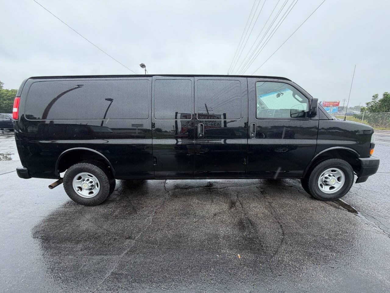 Used 2022 Chevrolet Express 3500 Extended w/ Driver Convenience Package RWD image 5
