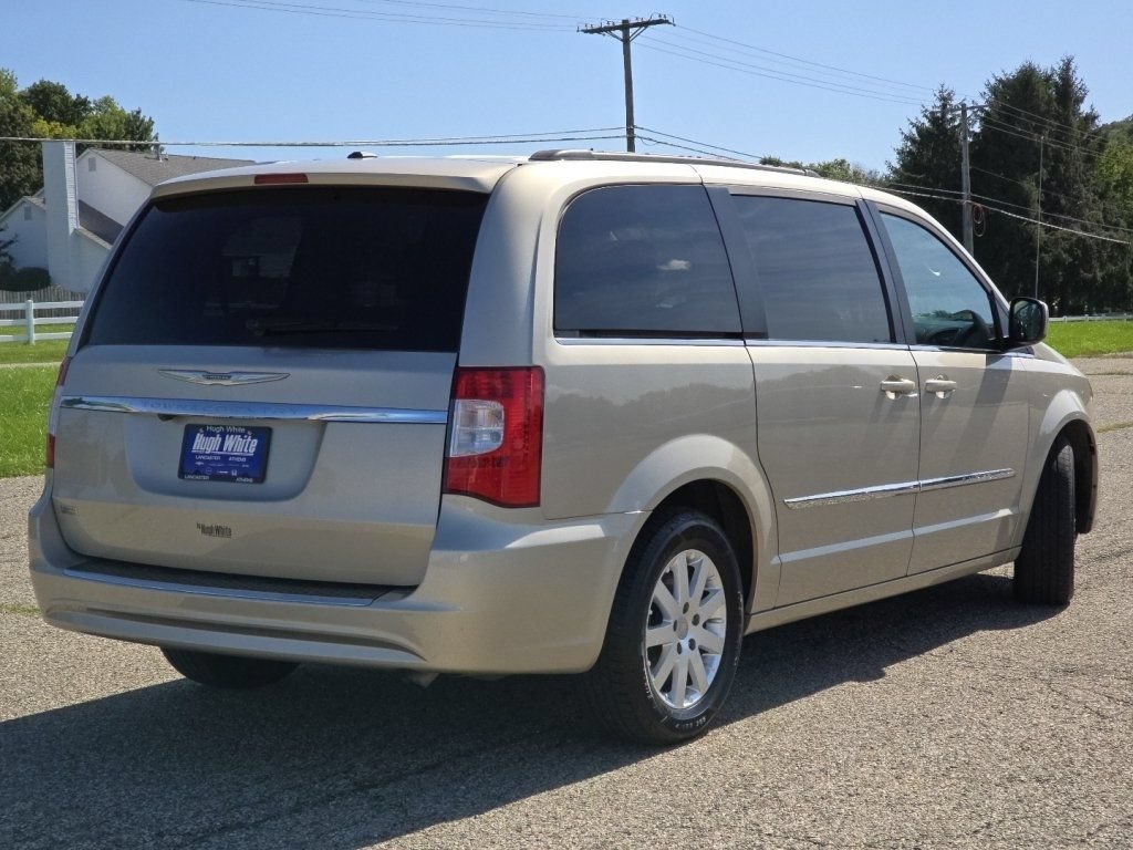 Used 2016 Chrysler Town & Country Touring FWD image 19