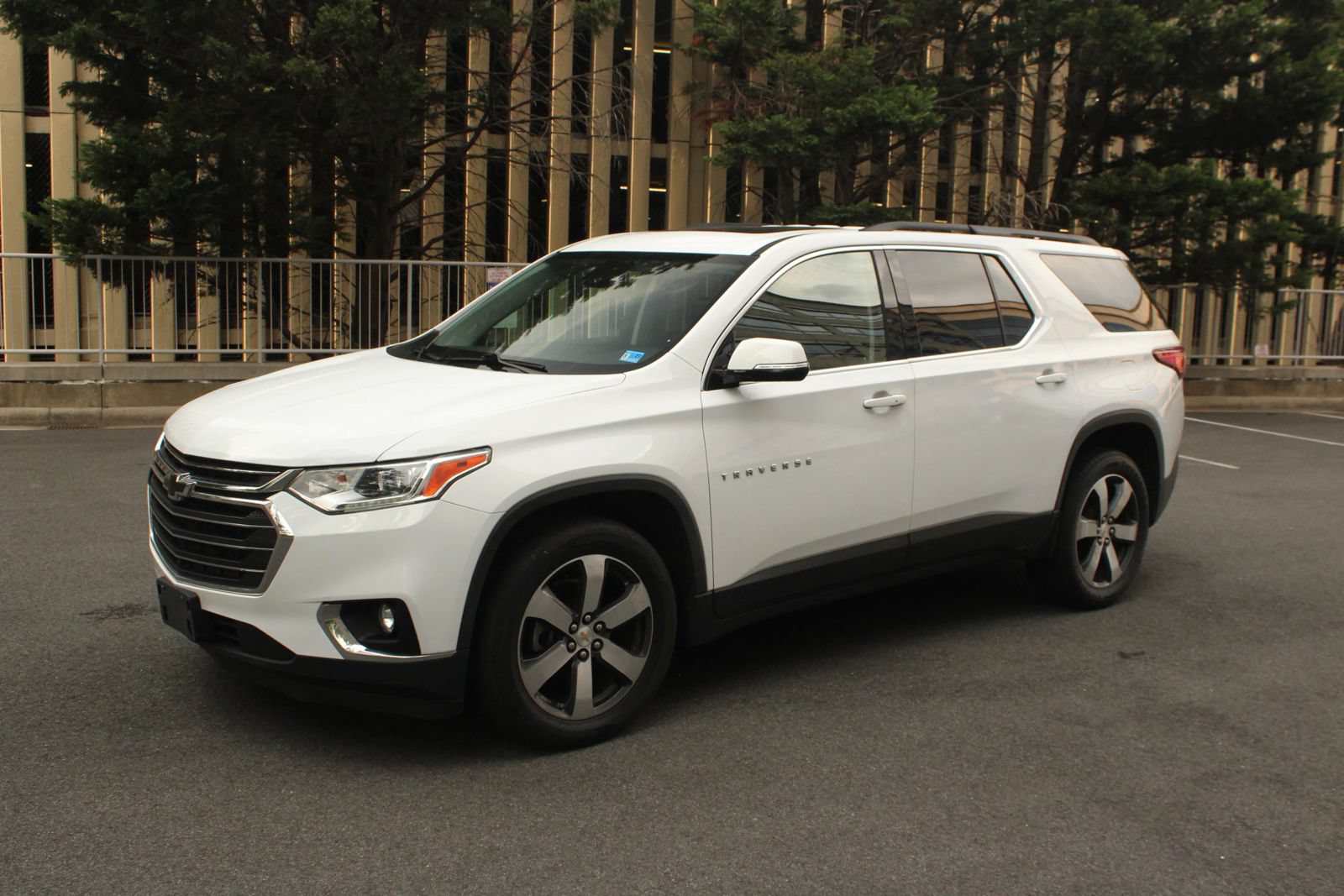 Used 2019 Chevrolet Traverse LT w/ LT Premium Package AWD/4WD image 12