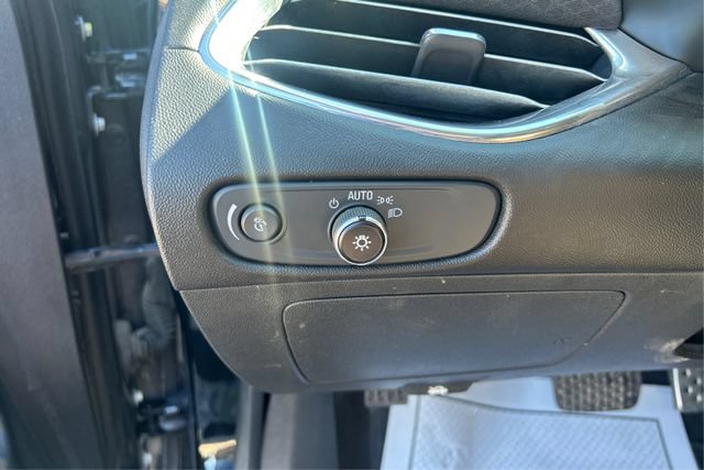 Used 2017 Chevrolet Malibu LT FWD image 18
