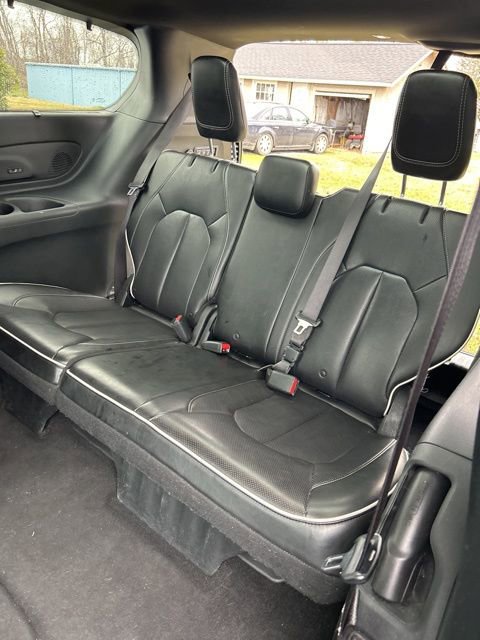 Used 2018 Chrysler Pacifica Limited image 25