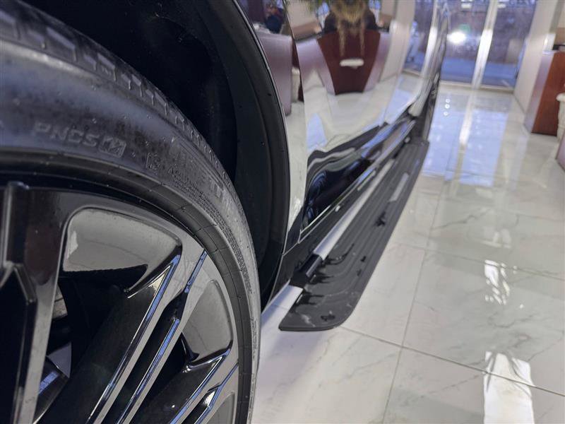 Used 2025 Land Rover Range Rover SE image 32