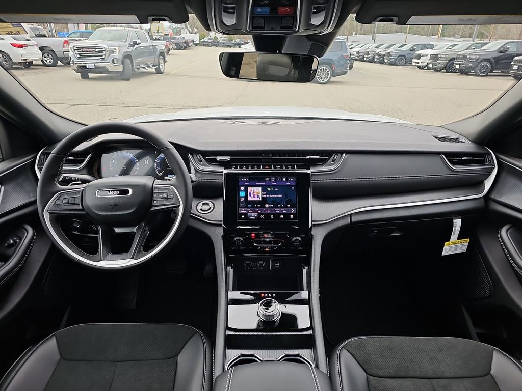 New 2025 Jeep Grand Cherokee Altitude image 15