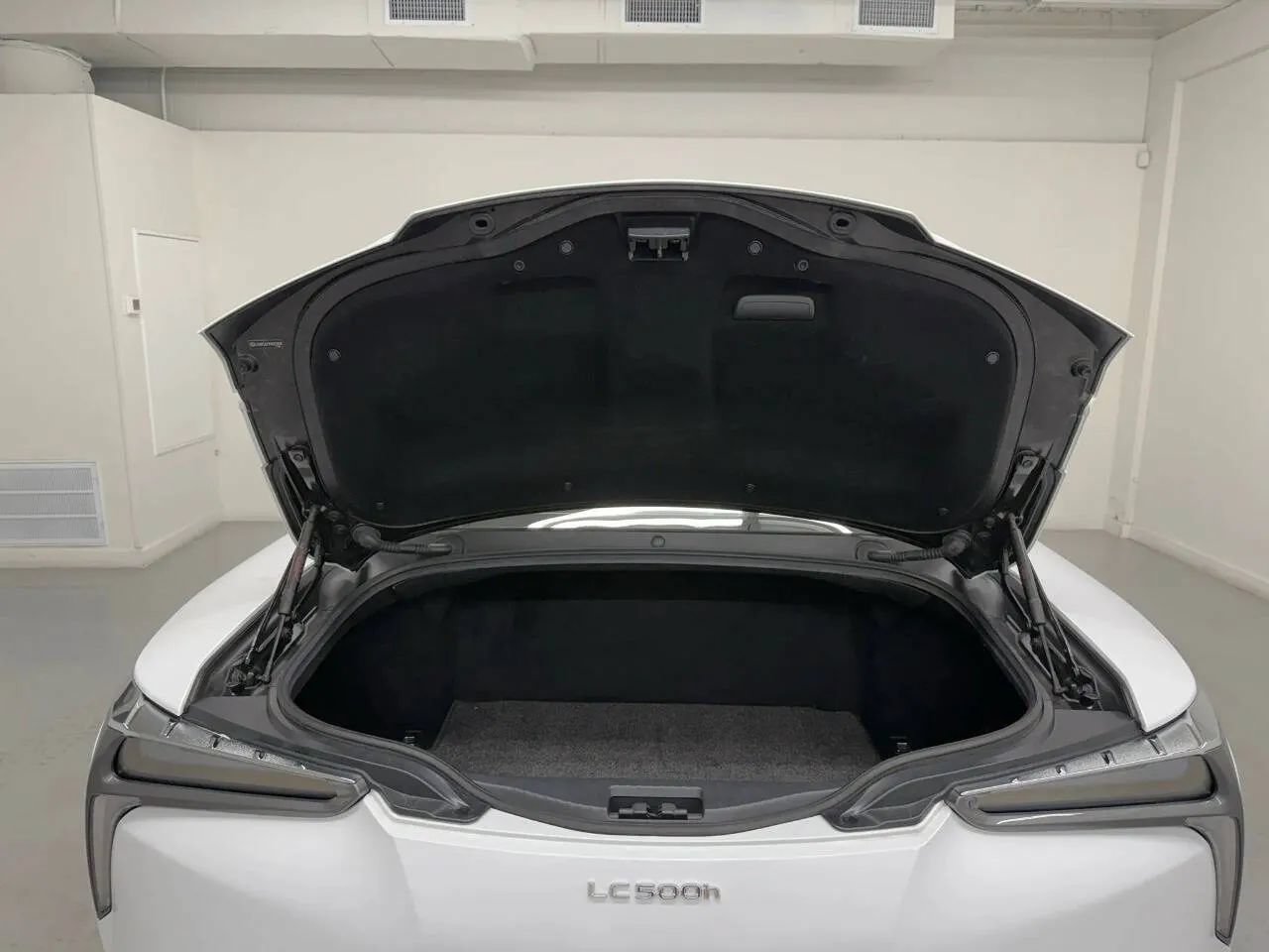 Used 2023 Lexus LC 500h w/ Dynamic Handling Package RWD image 31
