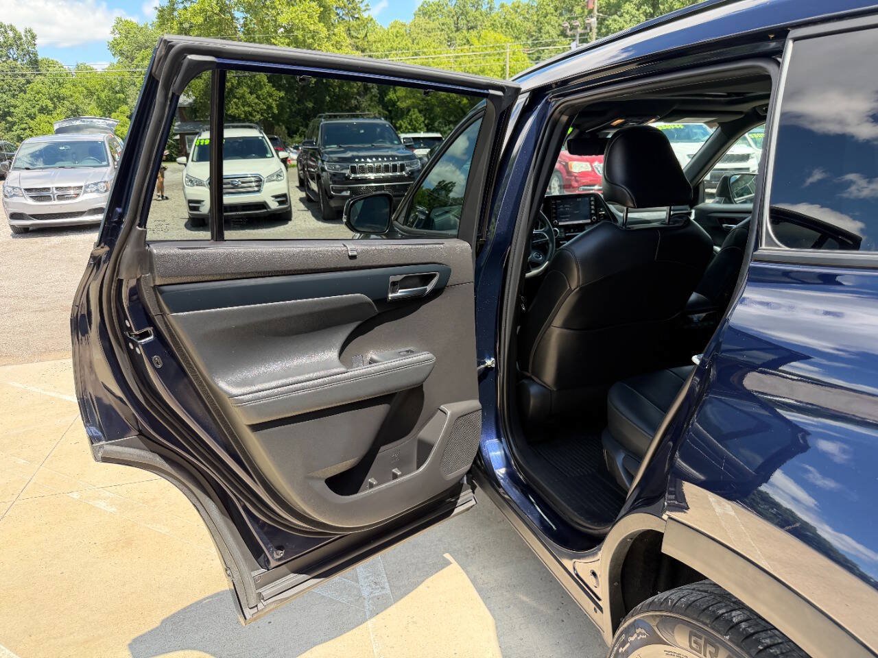 Used 2022 Toyota Highlander XSE AWD/4WD image 27