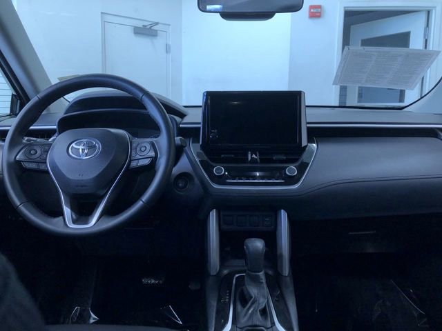 Used 2025 Toyota Corolla Cross LE image 10