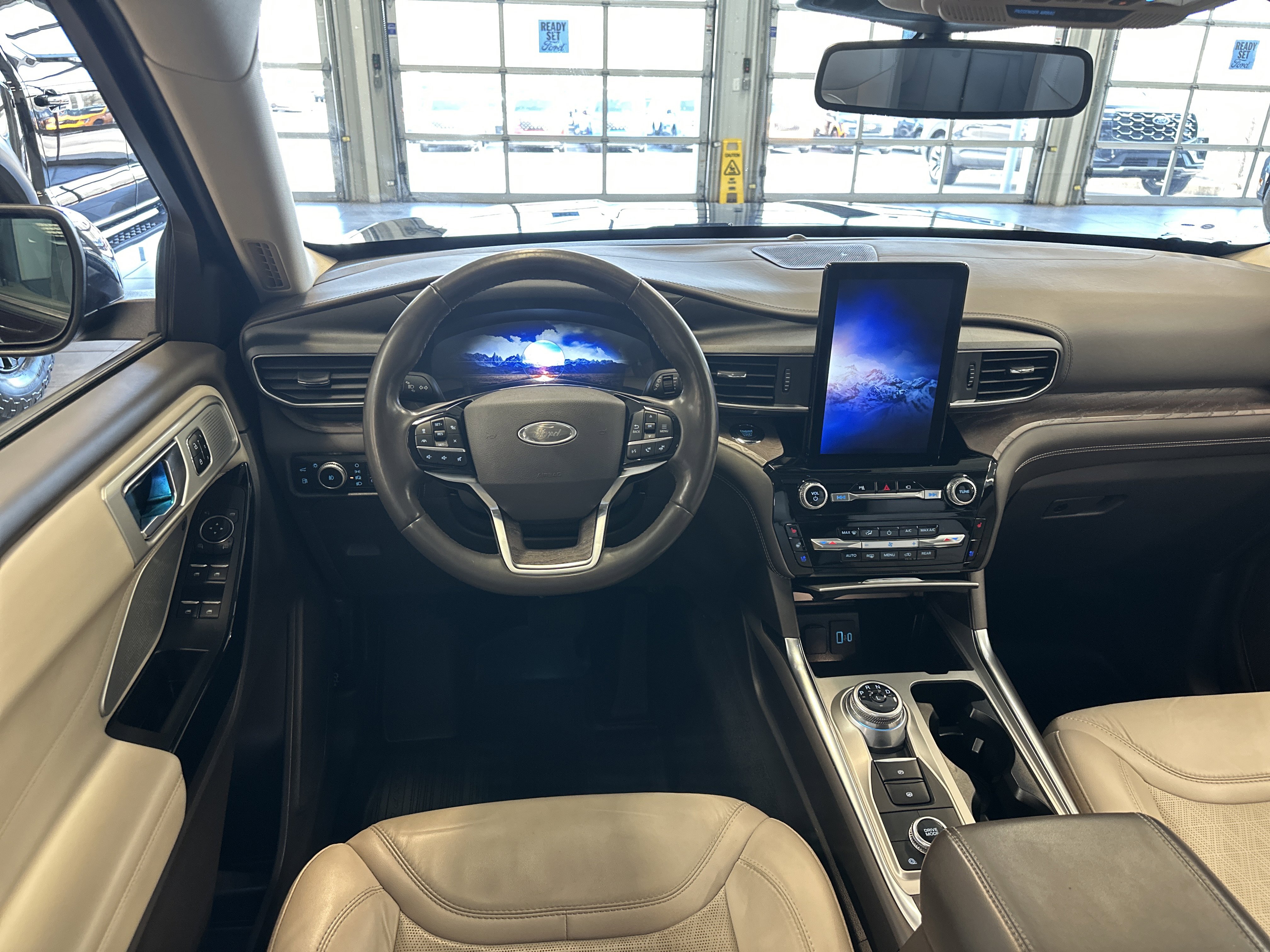 Used 2022 Ford Explorer Platinum w/ Technology Package image 2