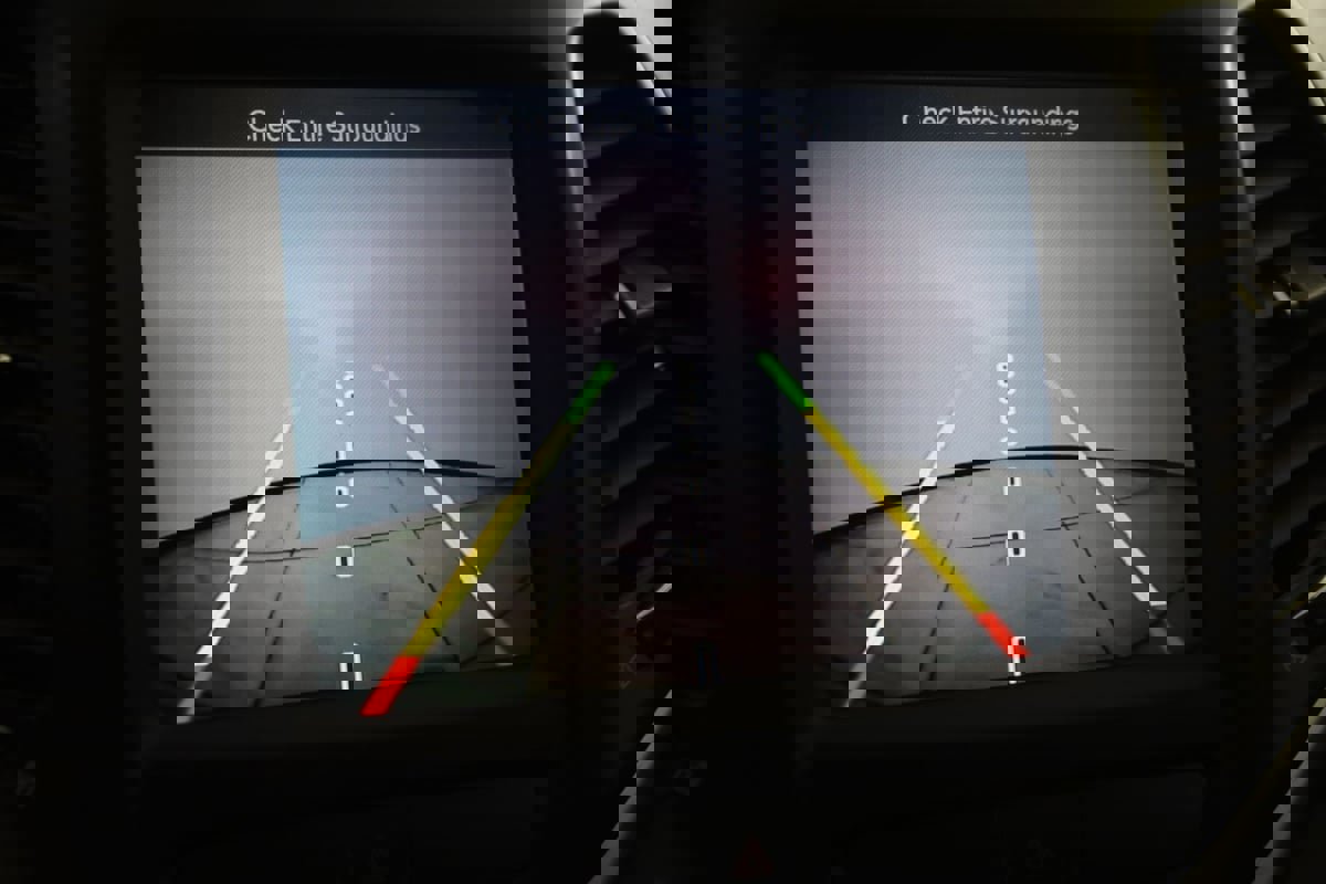 Used 2018 Jeep Cherokee Latitude Plus w/ Cold Weather Group FWD image 9