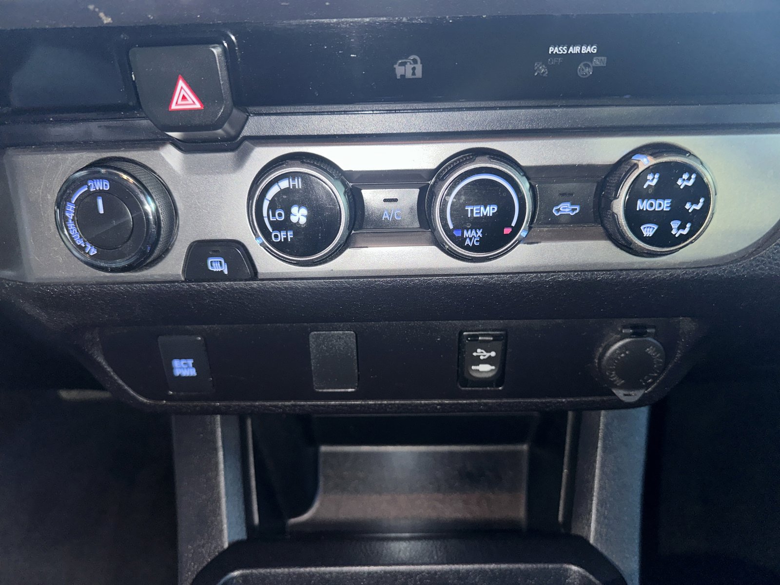 Used 2018 Toyota Tacoma SR5 w/ SR5 Appearance Package (SM) AWD/4WD image 18