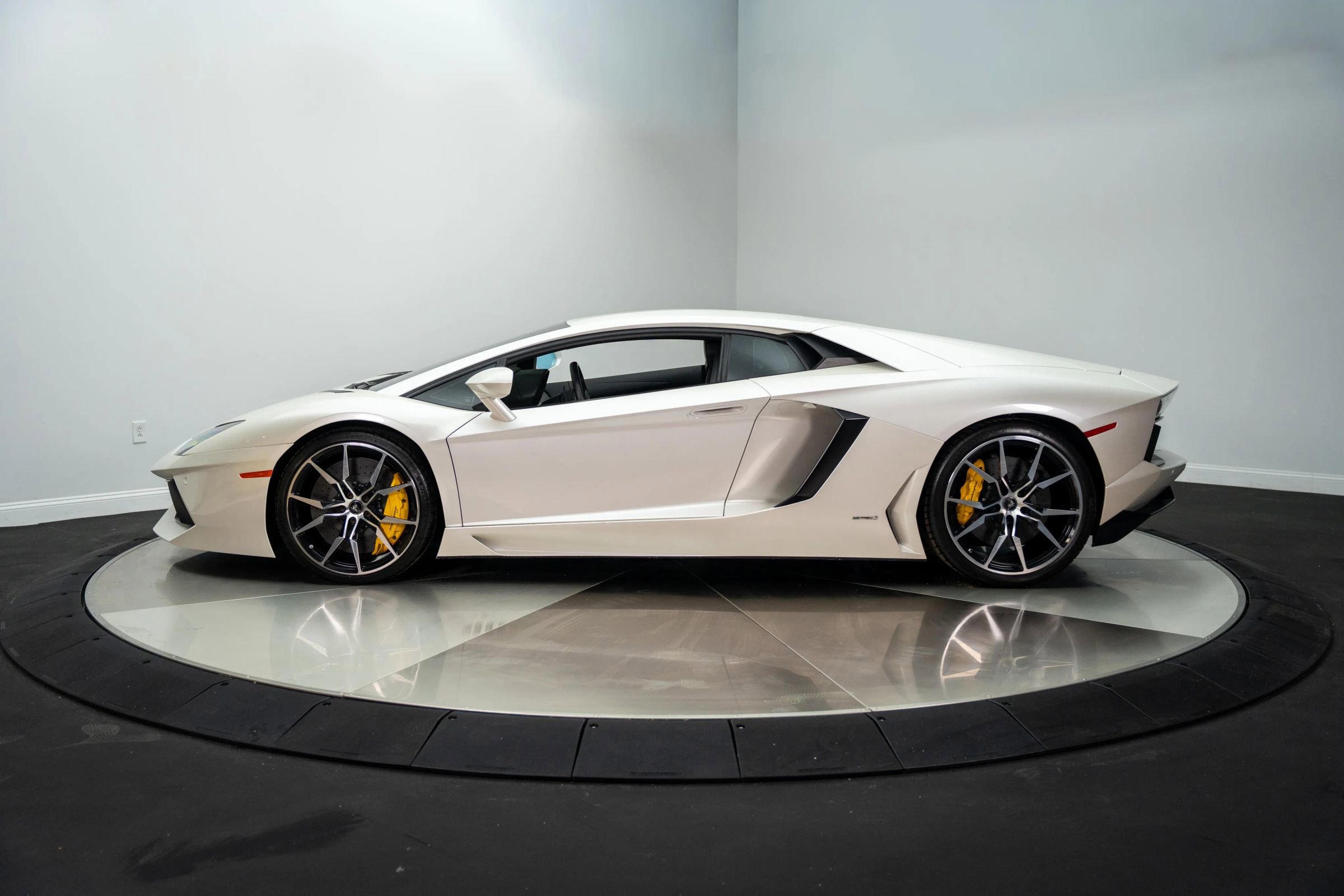 Used 2013 Lamborghini Aventador LP 700-4 image 7
