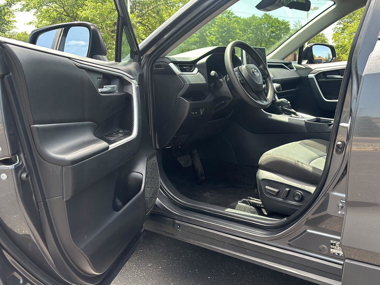 Used 2025 Toyota RAV4 XLE AWD/4WD image 2