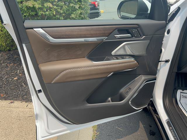 New 2026 GMC Acadia Denali Ultimate w/ LPO, Floor Liner Package AWD/4WD image 9