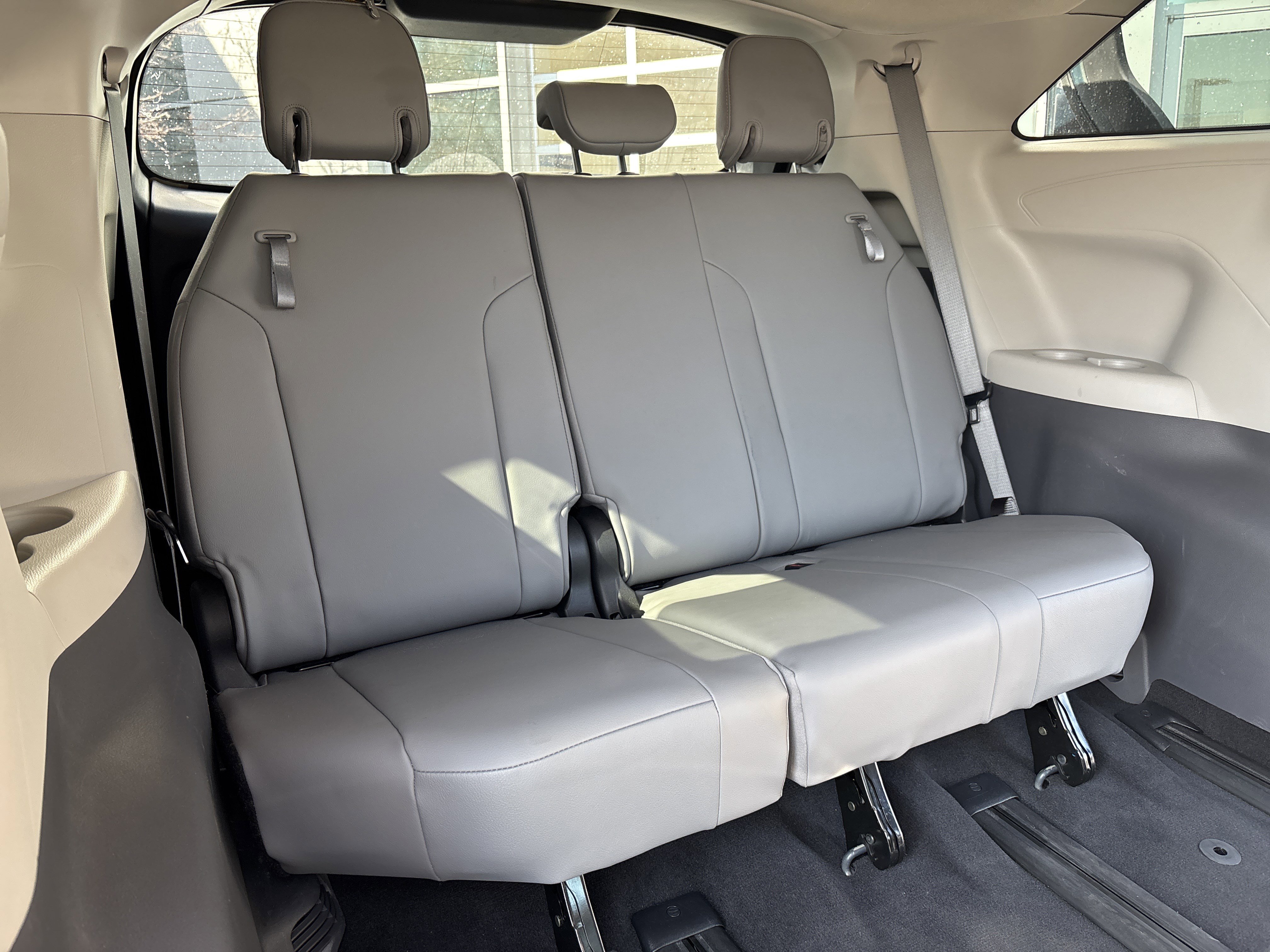 Used 2022 Toyota Sienna XLE FWD image 25