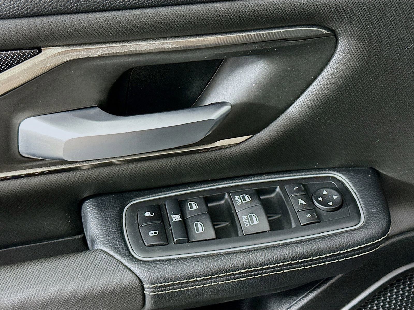 Used 2020 RAM 1500 Rebel image 19