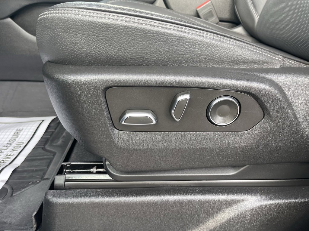 Used 2023 GMC Yukon Denali w/ Denali Reserve Package image 16