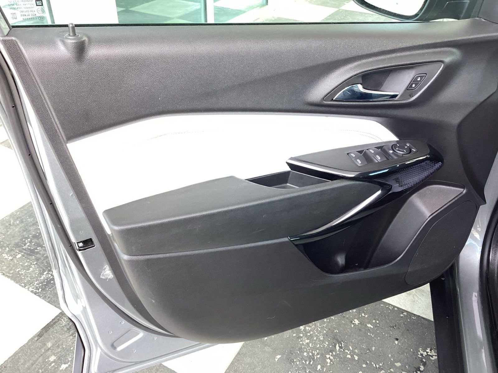 Used 2025 Chevrolet Trax LT w/ LT Convenience Package image 21