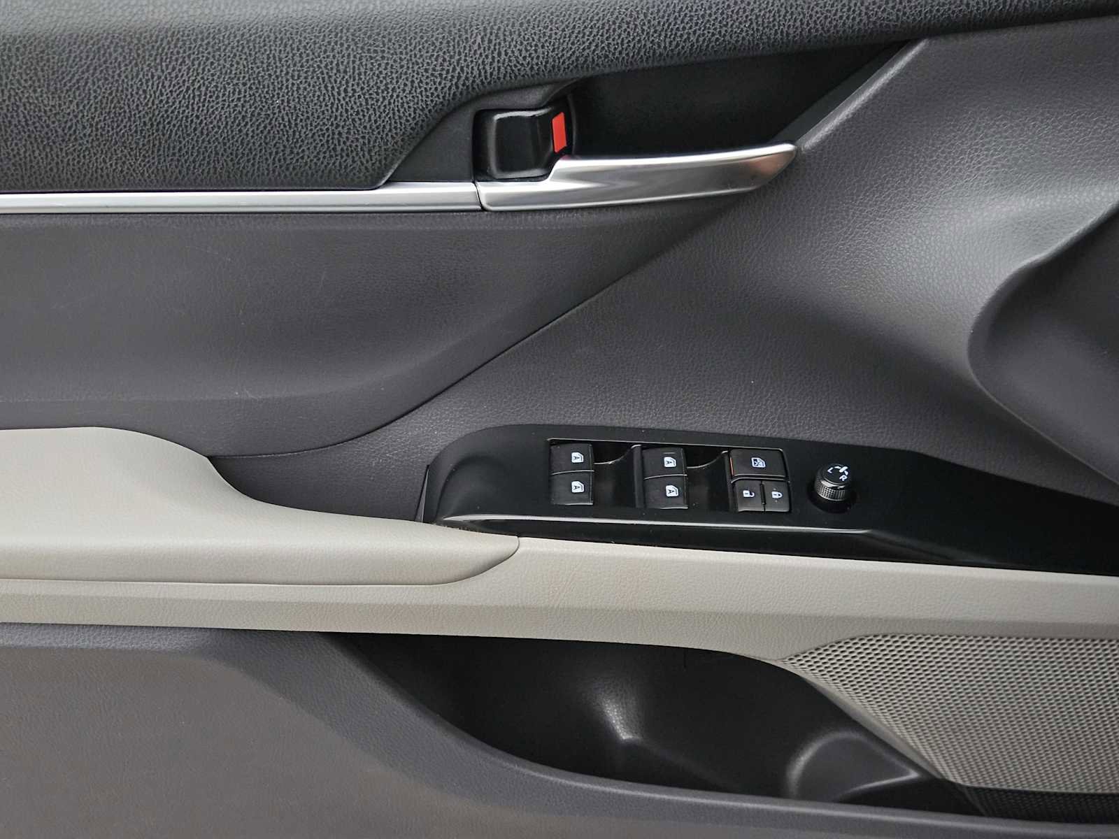 Used 2019 Toyota Camry SE w/ Sunroof Package image 22