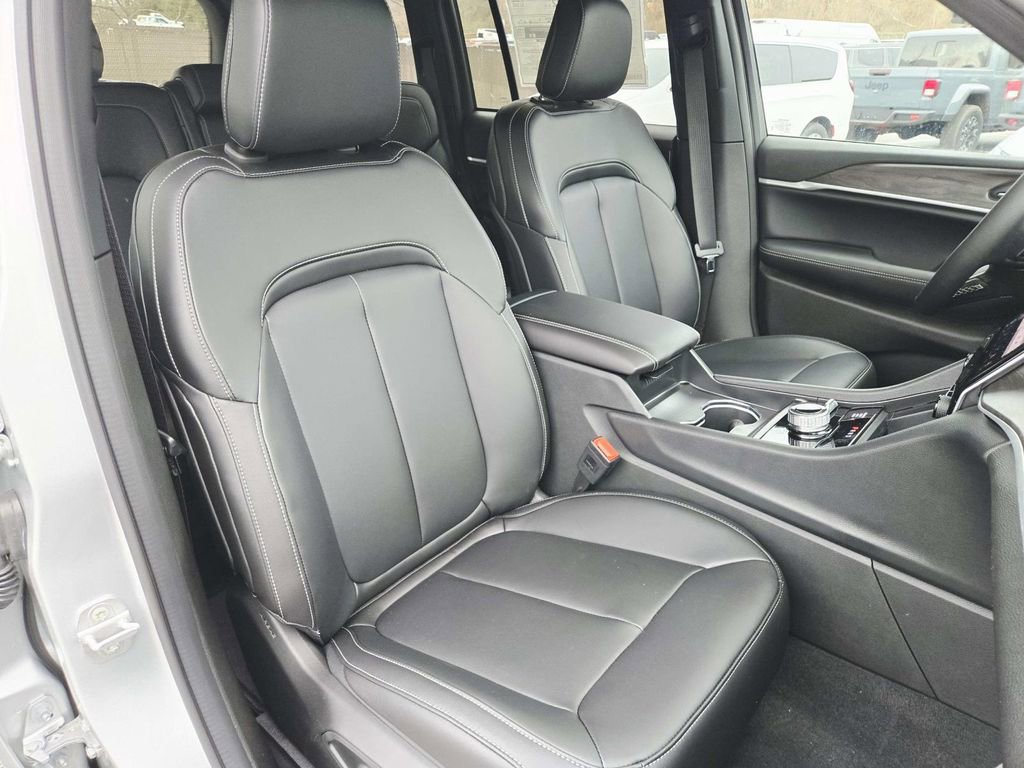 New 2025 Jeep Grand Cherokee Limited w/ Black Appearance Package image 15