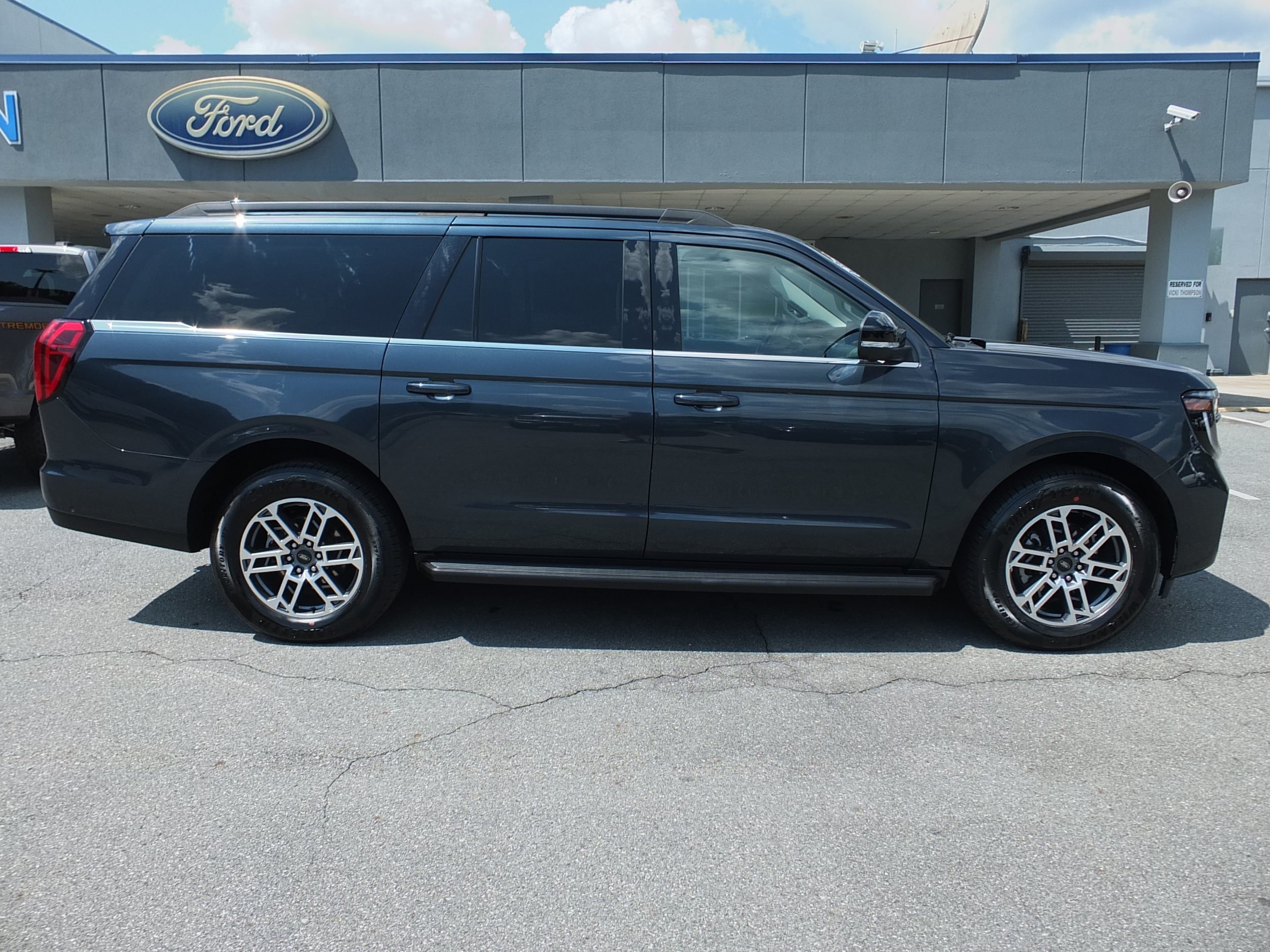 Used 2025 Ford Expedition Max Active RWD image 2