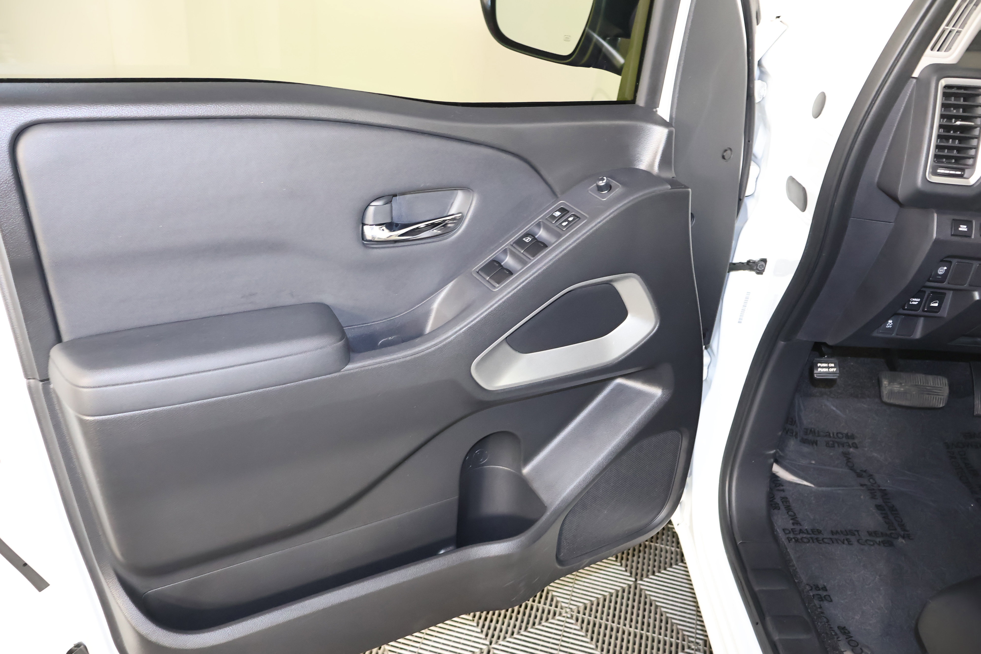 Used 2022 Nissan Frontier SV image 39