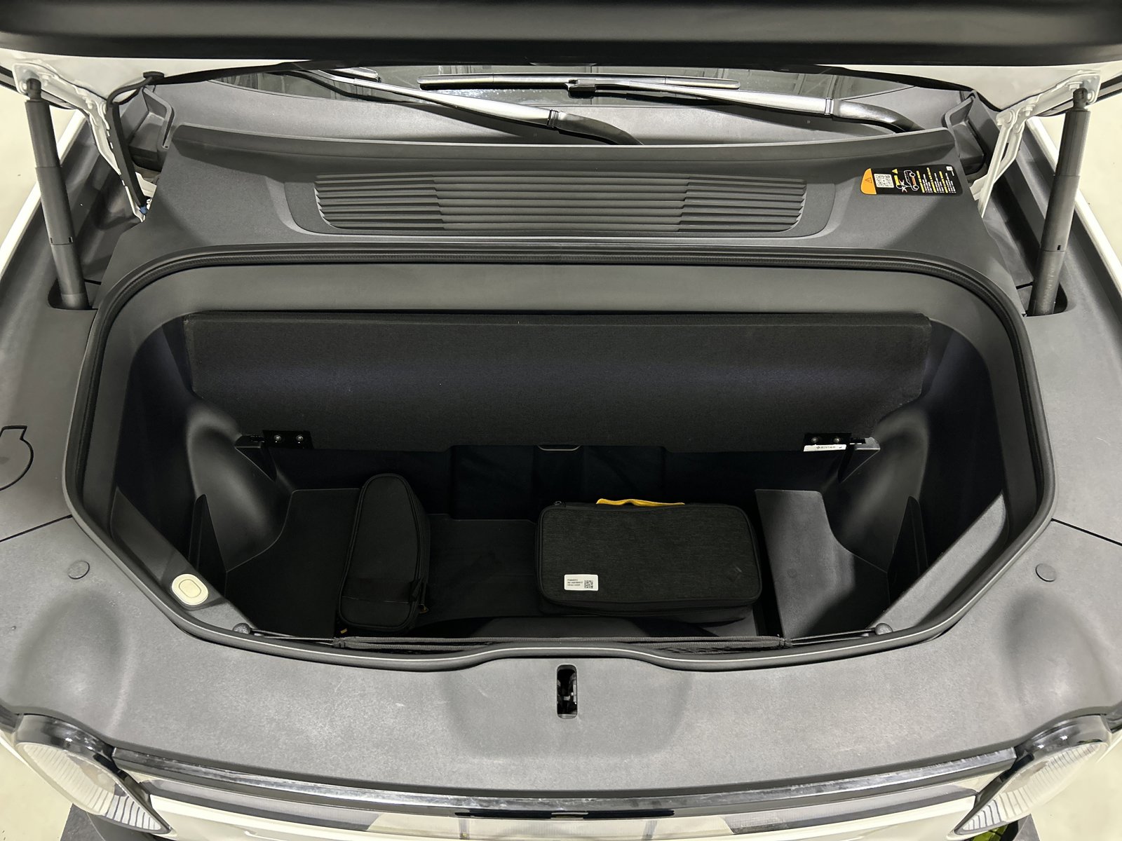 Used 2024 Rivian R1S Adventure AWD/4WD image 14