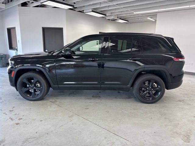 Used 2023 Jeep Grand Cherokee Limited w/ Black Appearance Package AWD/4WD image 6