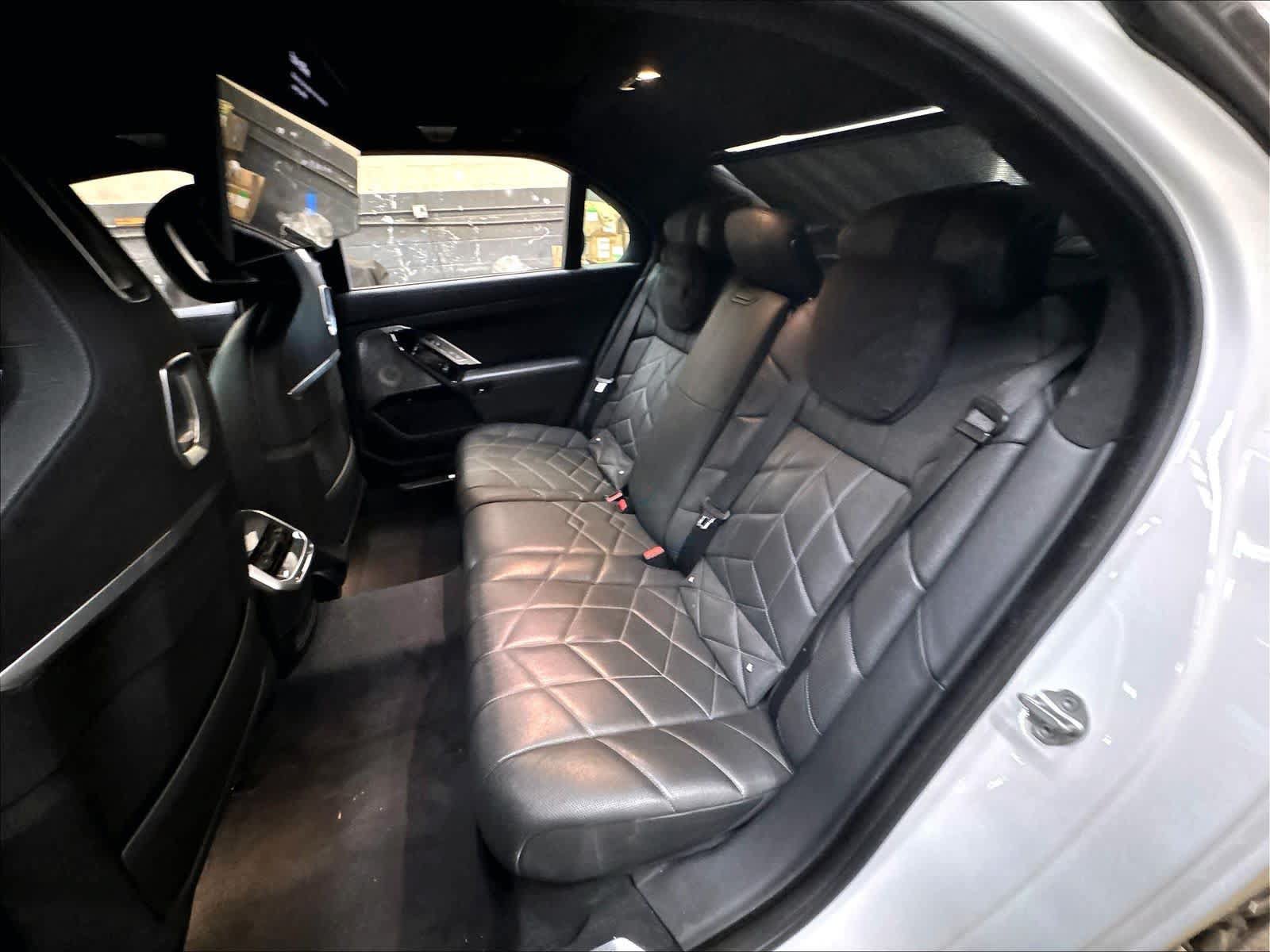 Used 2023 BMW i7 xDrive60 w/ Executive Package 2 AWD/4WD image 28