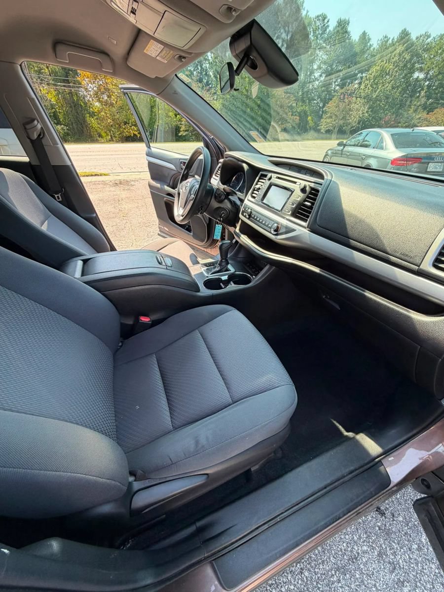 Used 2019 Toyota Highlander LE AWD/4WD image 12