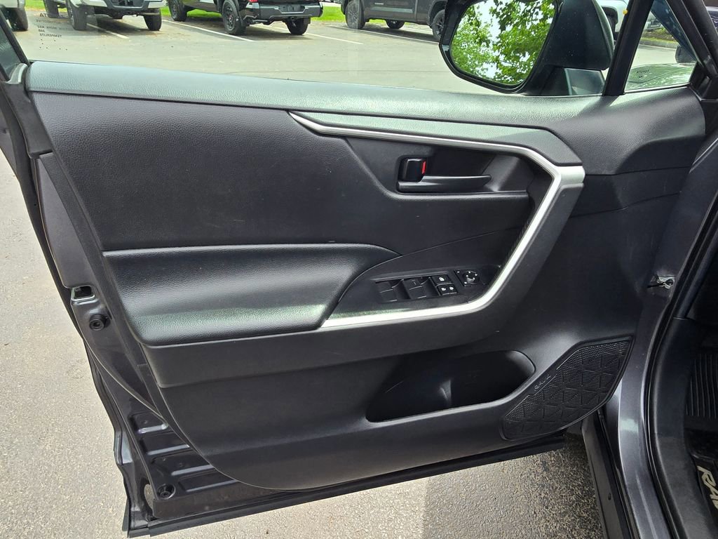 Used 2021 Toyota RAV4 LE AWD/4WD image 17
