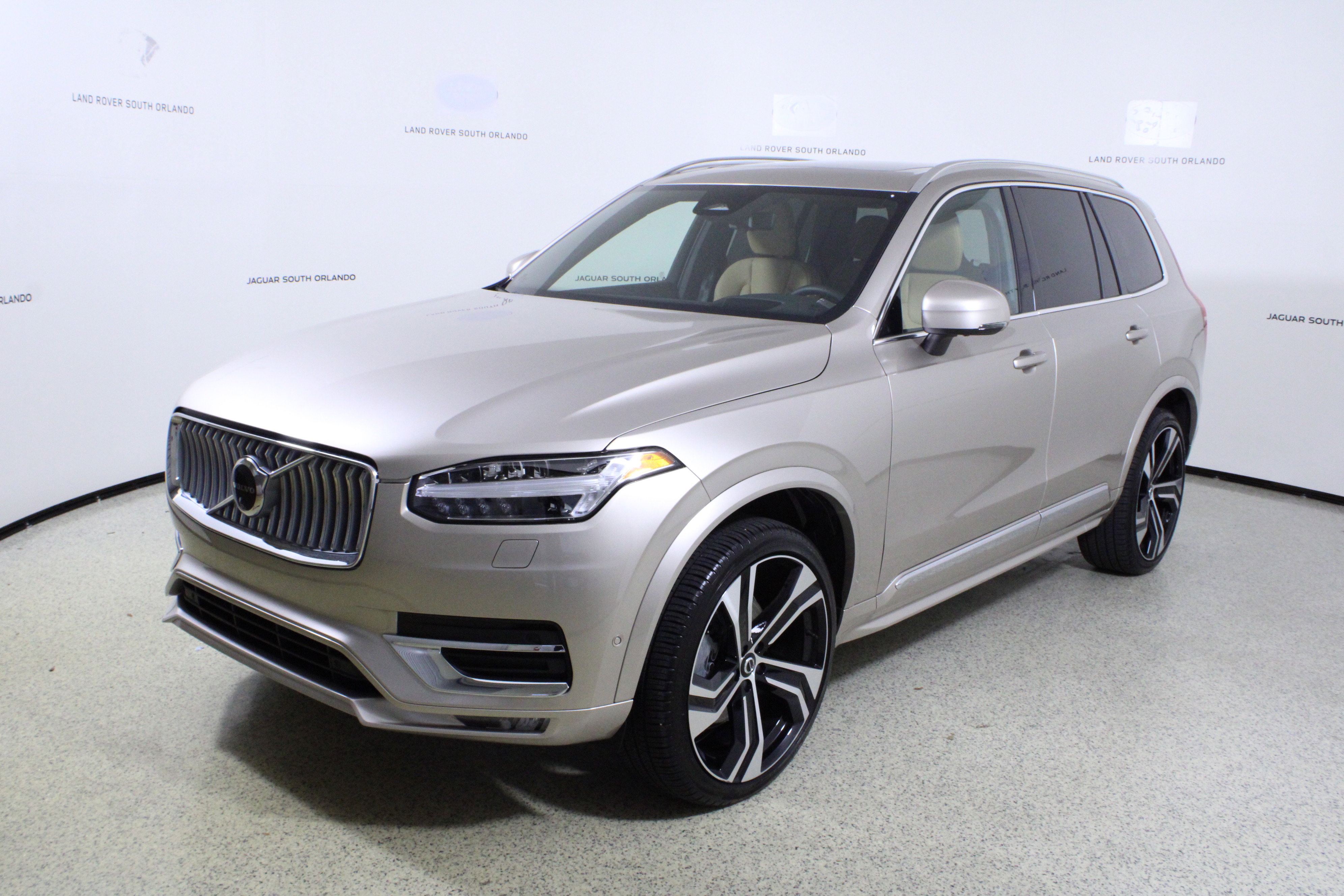 Used 2025 Volvo XC90 B6 Ultra w/ Protection Package Premier image 4