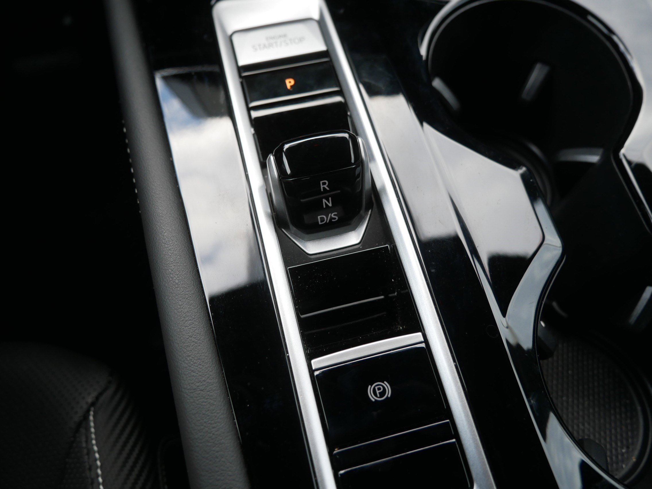 Used 2025 Volkswagen Atlas Cross Sport SE image 33