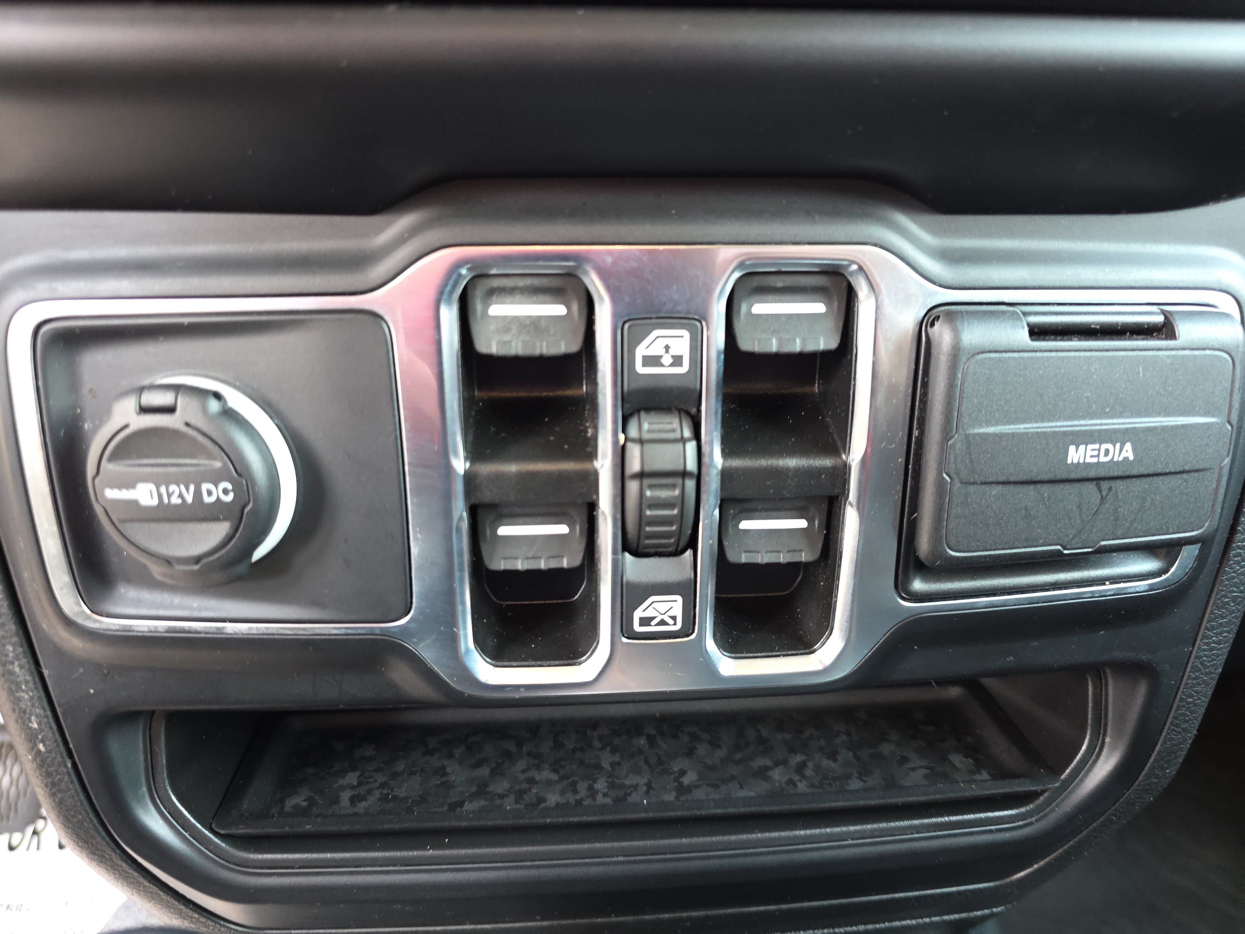 Used 2022 Jeep Wrangler Unlimited Sahara w/ Cold Weather Group AWD/4WD image 25