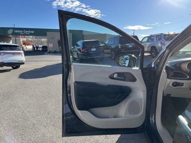 Used 2019 Chrysler Pacifica Touring image 30