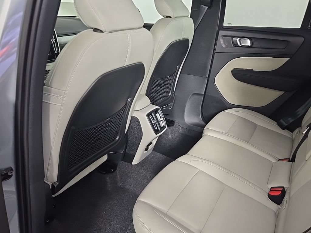 Certified 2026 Volvo XC40 B5 Plus AWD/4WD image 17