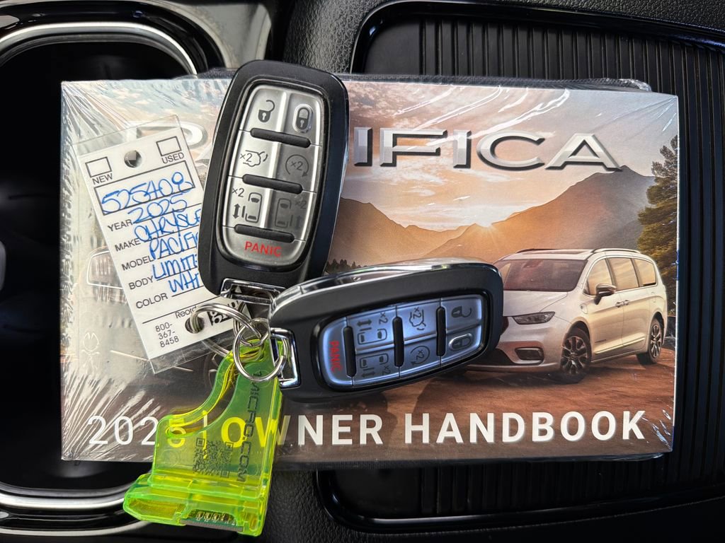 Used 2025 Chrysler Pacifica Limited FWD image 39