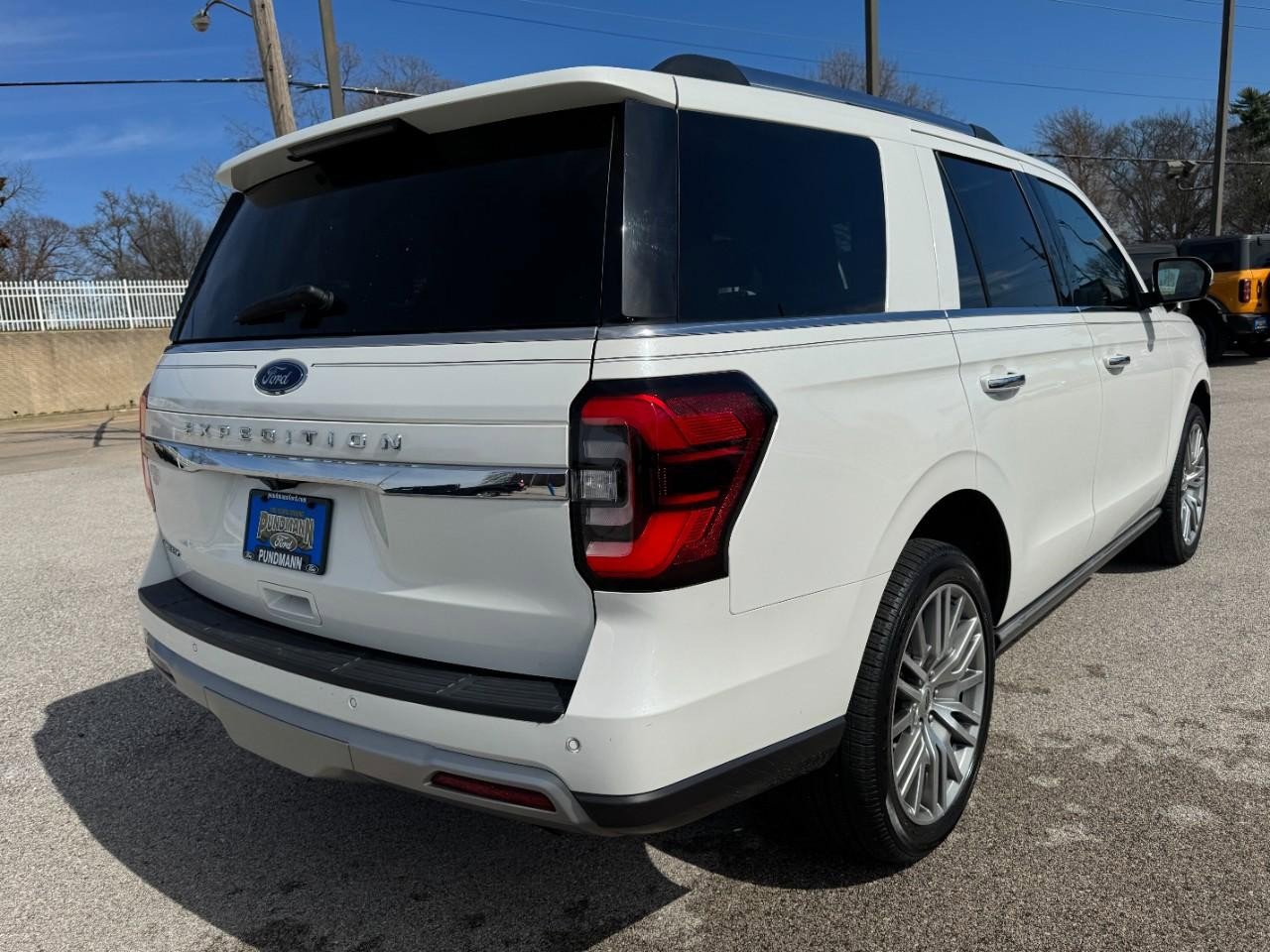Used 2022 Ford Expedition Limited image 3