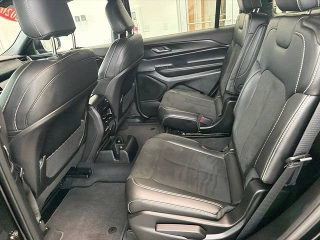 Used 2025 Jeep Grand Cherokee L Altitude AWD/4WD image 16